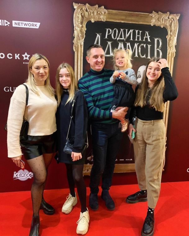 Дядя Жора з дружиною та доньками / © instagram.com/dyadya_jora