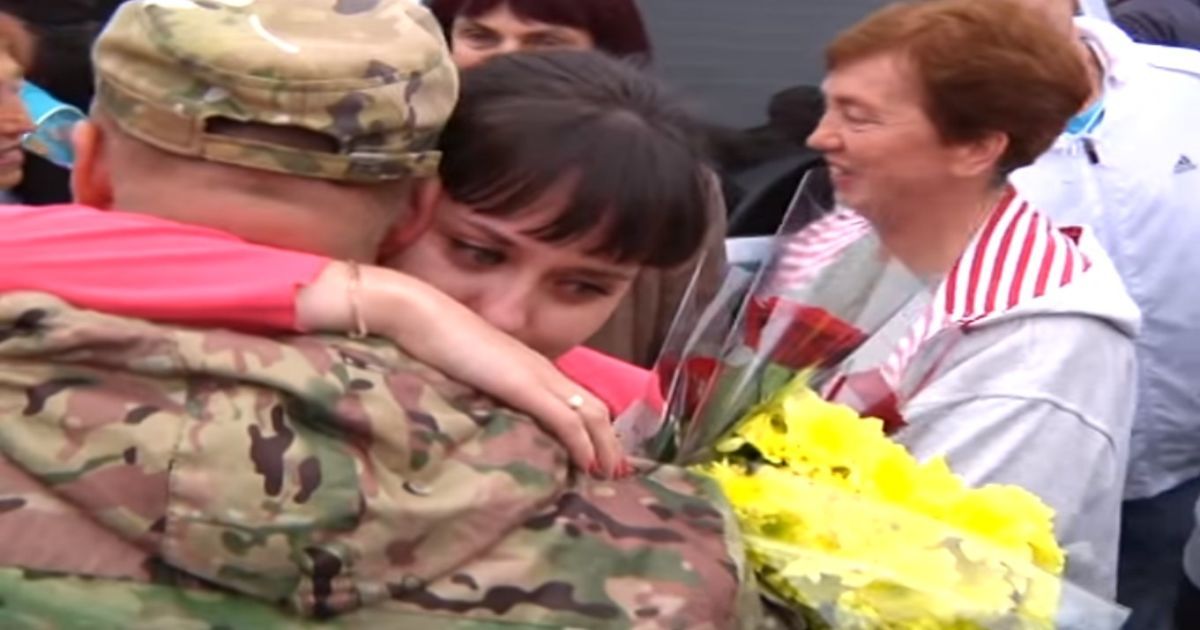 Украинские десантники трогательно поздравили женщин