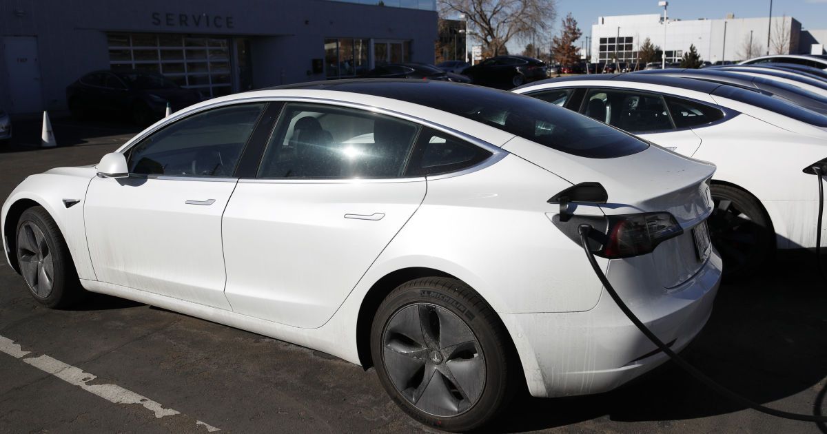 Tesla вручила американці новий електромобіль без важливої деталі
