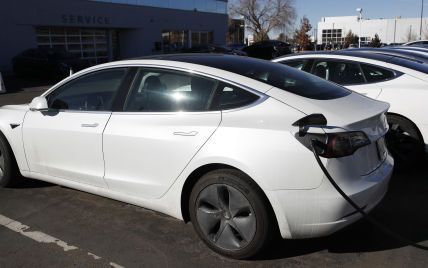 Tesla вручила американці новий електромобіль без важливої деталі