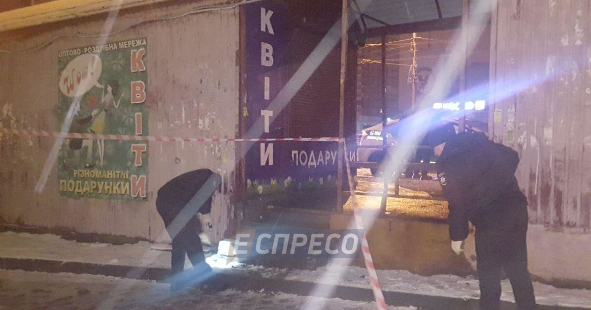 У Києві в поліцейських кинули гранату, їхнє авто прошило осколками