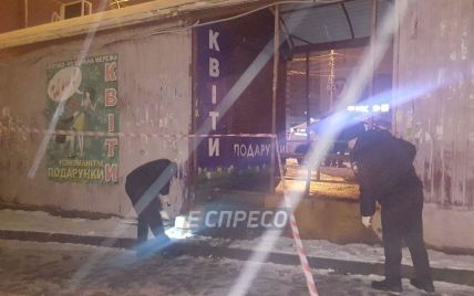 В Киеве в полицейских бросили гранату, их авто прошило осколками
