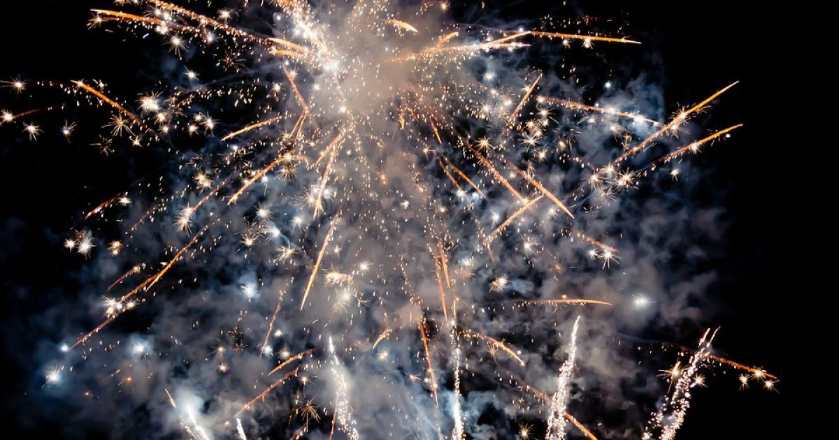У Новорічну ніч в Києві невідомі влаштували салюти, попри заборону