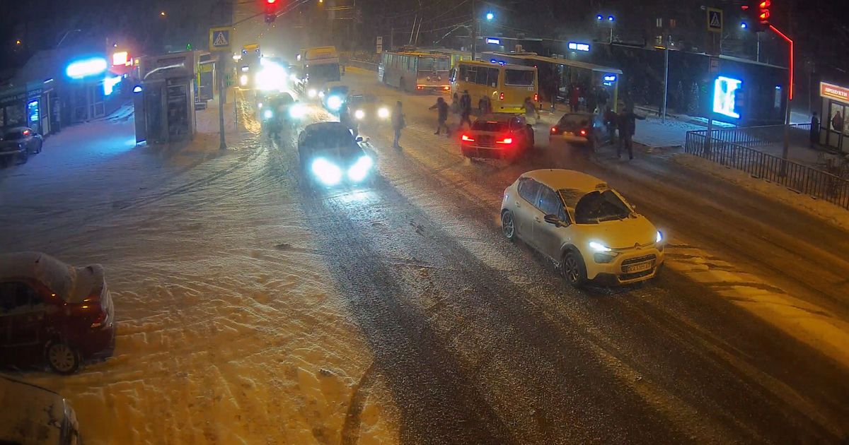 Выехал на красное, ударил машину и сбил пешеходов: в Днепре водитель совершил ДТП