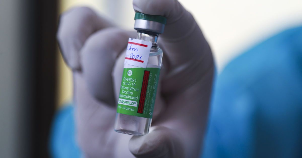 Вакцину Covishield, яка прямує до України, не можна застосовувати: експерт назвав причину