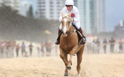 Онука королеви Єлизавети II - Зара Тіндолл - взяла участь у кінних перегонах на пляжі