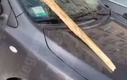 В Киеве сильный ветер сдул с недостроя доски, которые избили автомобили и травмировали человека