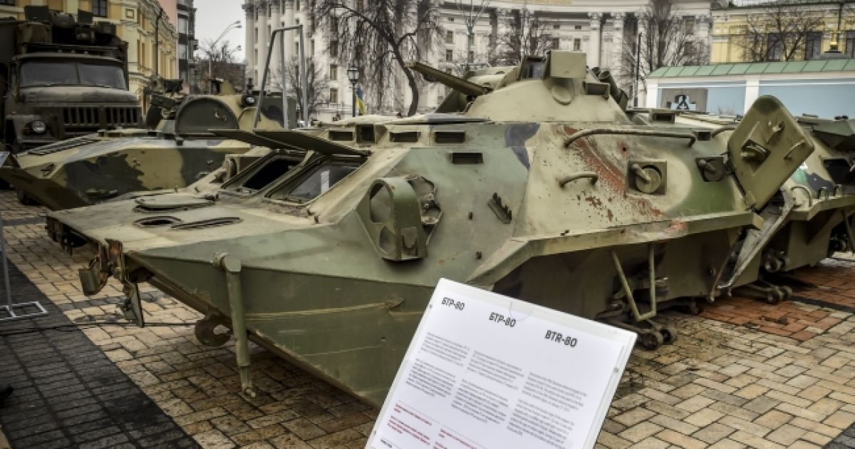 На Михайловской площади выставили "трофейную" российскую военную технику и оружие. / © President.gov.ua