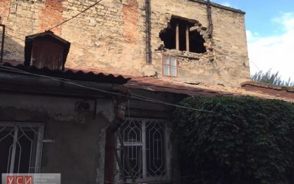 В Одесі після зливи обвалилася частина стіни житлового будинку