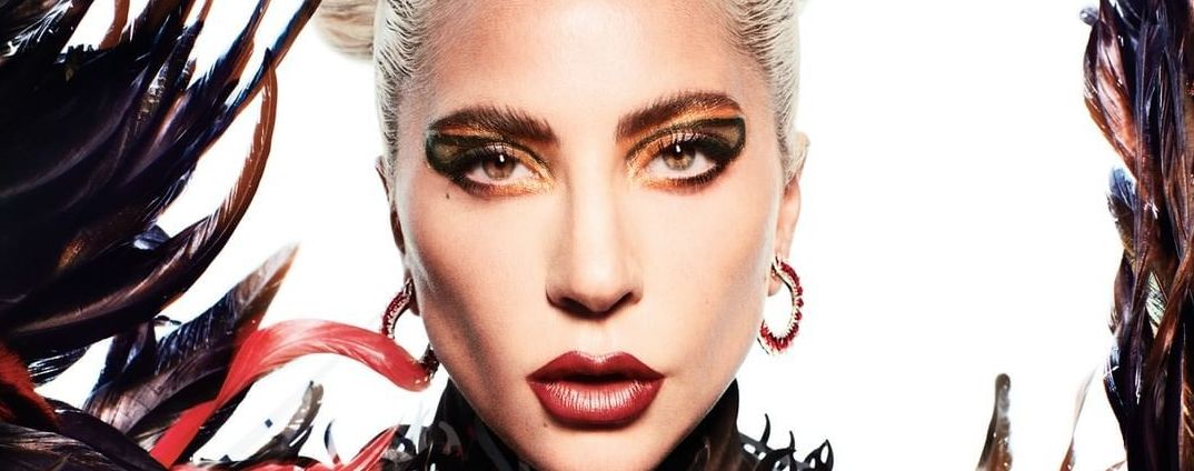 Эпатажная Леди Гага в хищном образе с перьями украсила обложку глянца