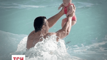 Владимир Кличко искупал свою дочь в океане в Майами