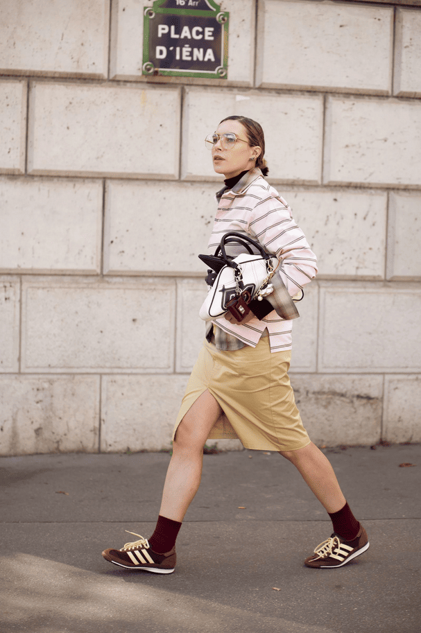 Коричневі кросівки — тренд осені 2025 / © Vogue