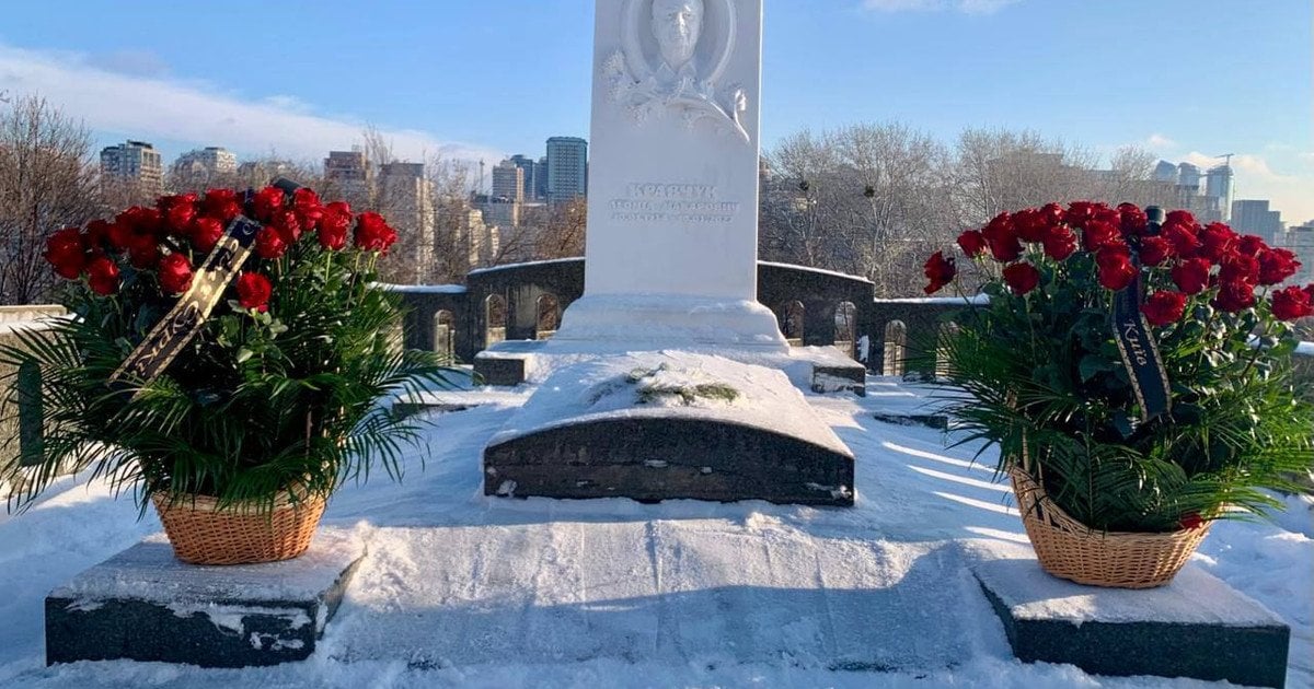 Могила Леоніда Кравчука на Байковому кладовищі
