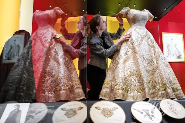 Виставка «Королева Єлизавета II: Її життя у стилі» / © Associated Press