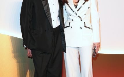 В белом костюме и с возлюбленным: Моника Беллуччи на светском мероприятии в Париже