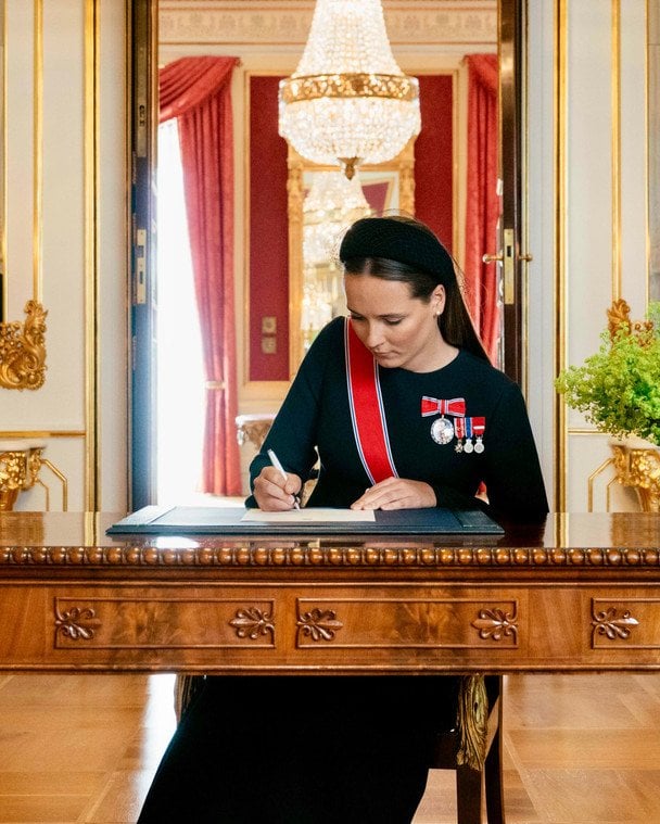 Кронпринцеса Інгрід Александра підписує присягу / © Instagram норвезької королівської родини