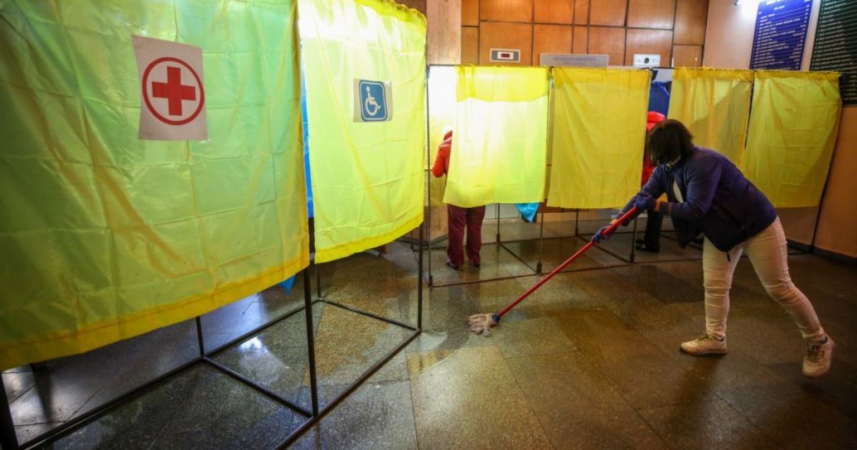 Підкуп виборців, карусель та псування бюлетенів: у Київській області поліція повідомила про порушення на дільницях