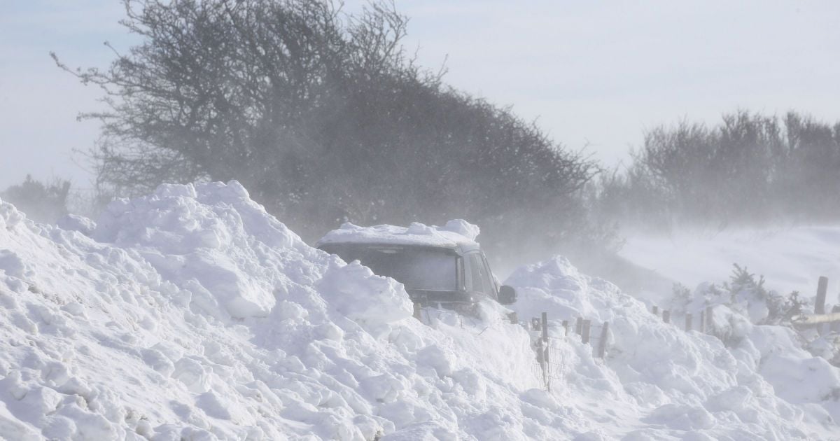 Движение по дороге заблокировано: на Прикарпатье произошел снежный оползень