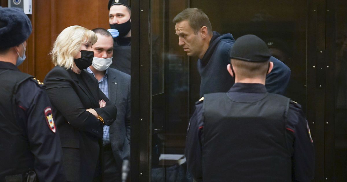 Суд у москві присудив російському опозиційному політику олексію навальному реальний строк покарання