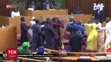 Летающие кресла вместо доводов, драка в парламенте Сенегала
