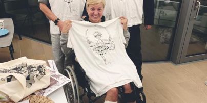 Порошенко посетил Гонтареву в больнице и подарил ей эксклюзивную футболку
