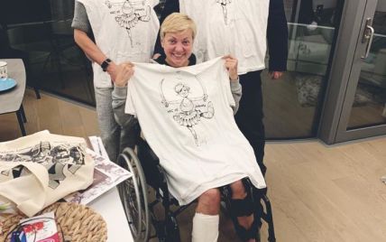 Порошенко посетил Гонтареву в больнице и подарил ей эксклюзивную футболку