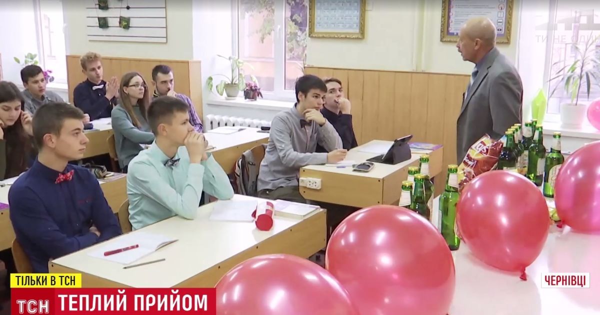 Лучший учитель Украины вернулся в родной лицей