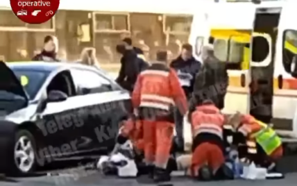 В Киеве водитель потерял сознание прямо на дороге, вылетел на встречную полосу и столкнулся с другим авто