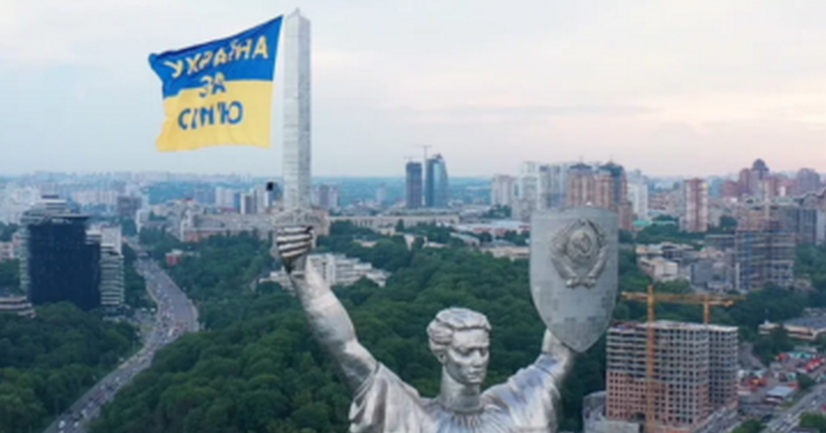 У Києві на Батьківщину-Матір почепили прапор "Україна за сім'ю" у відповідь на акцію ЛГБТ-активістів