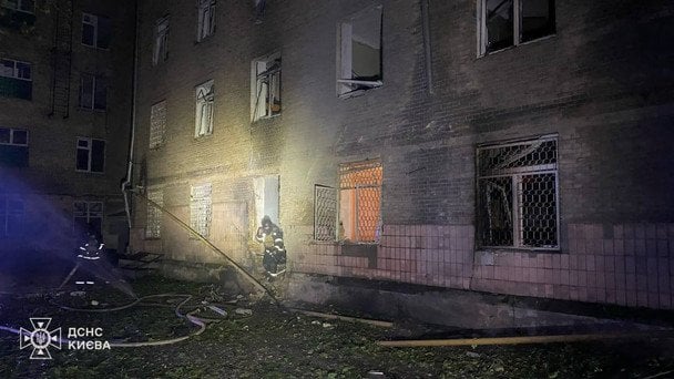 Пошкоджений гуртожиток у Києві / © ДСНС