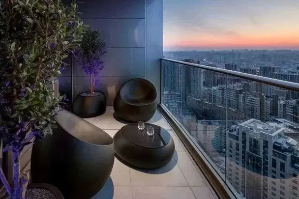 З лоджії квартири видно центр Києва / © OLX