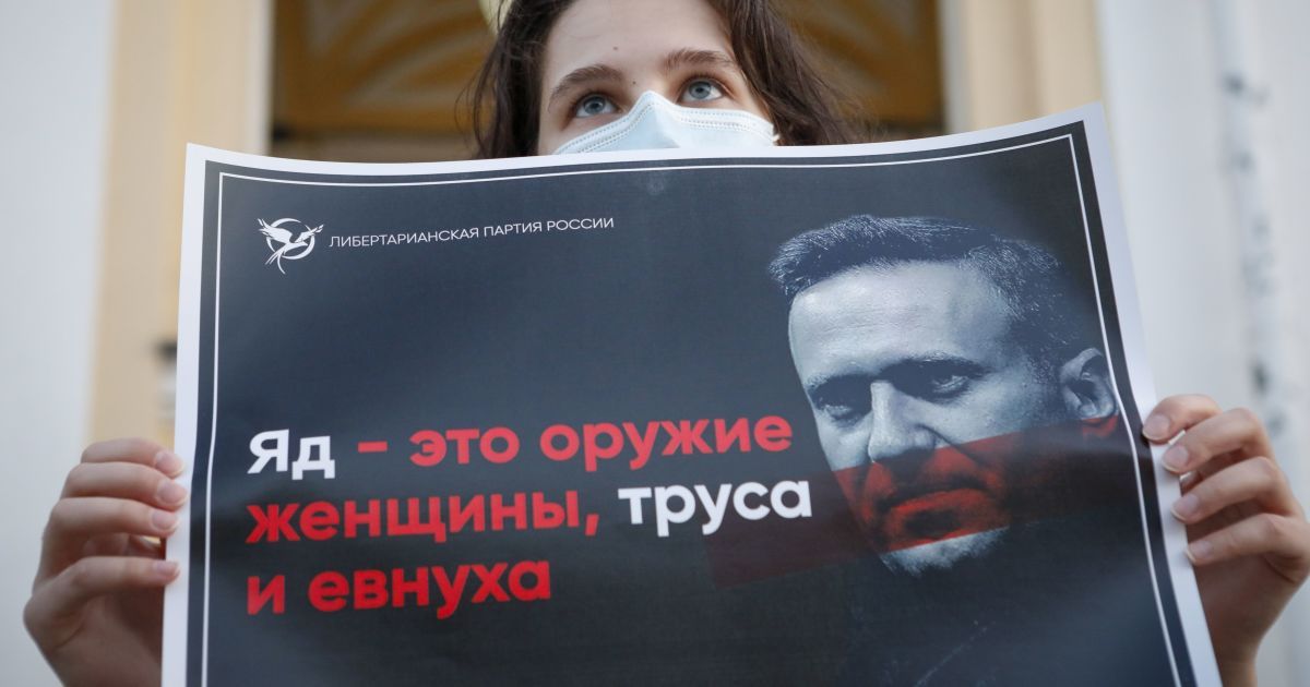 Якщо його випустять, не факт, що пустять назад: що думають про отруєння Навального російські опозиціонери