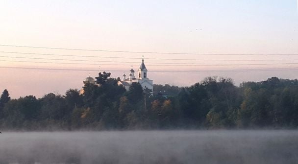 Вид на Тригірський монастир з іншого берега річки Тетерів Фото: Юлія Мельничук