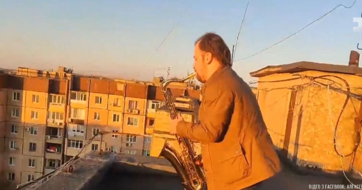 Саксофонист в Кривом Роге устроил концерт на крыше для всего микрорайона
