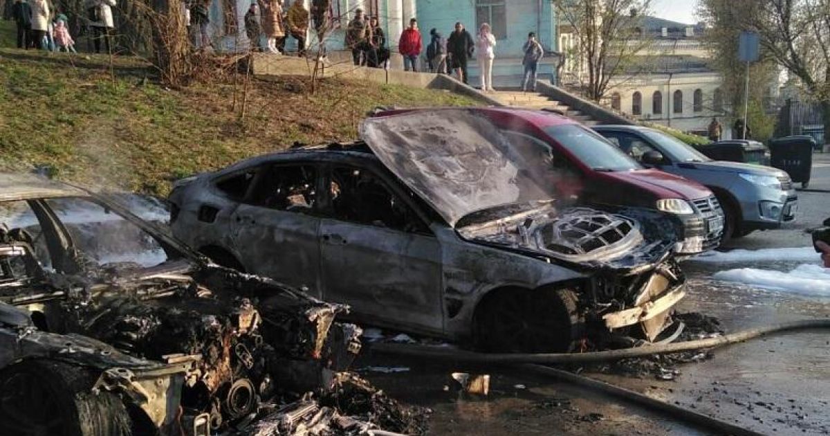 В центре Киева посреди дня неизвестный поджег припаркованные автомобили