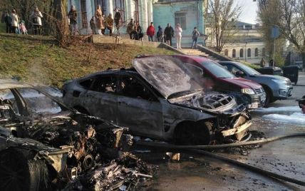 В центре Киева посреди дня неизвестный поджег припаркованные автомобили