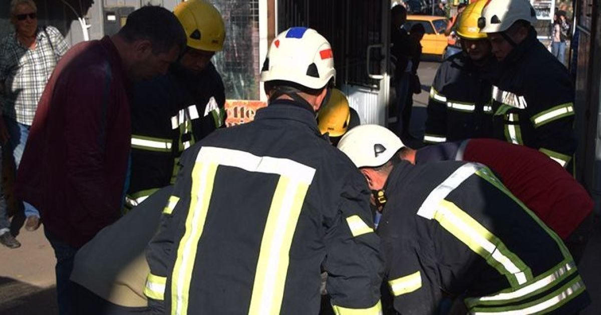 У Миколаєві бетонна плита впала на чоловіка: його визволяли очевидці та рятувальники (фото, відео)