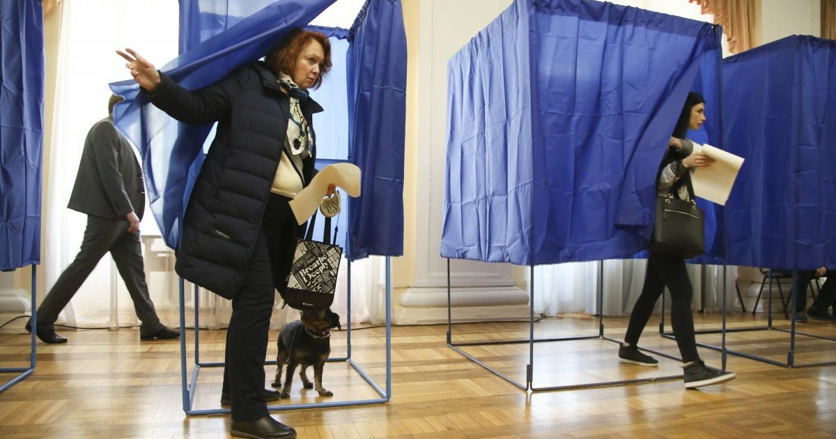 Скільки українців підтримують вибори під час війни