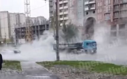 У Києві через прорив тепломагістралі вулицю затопило окропом і затягнуло паром