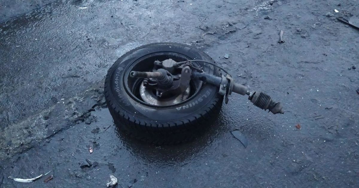 У Києві п'яний водій на Alfa Romeo в'їхав у стовп і від удару перекинувся: відео