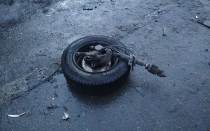 У Києві п'яний водій на Alfa Romeo в'їхав у стовп і від удару перекинувся: відео