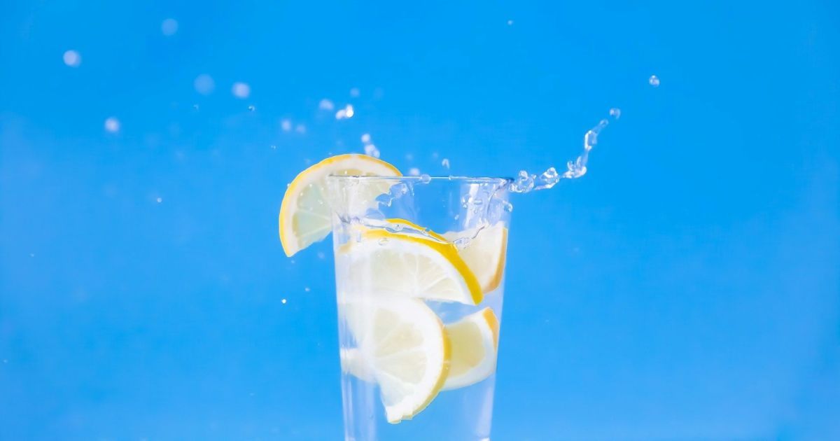 Теплая вода с лимоном: действительно ли она так полезна