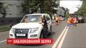 В Киеве акация рухнула прямо на проезжую часть улицы Грушевского