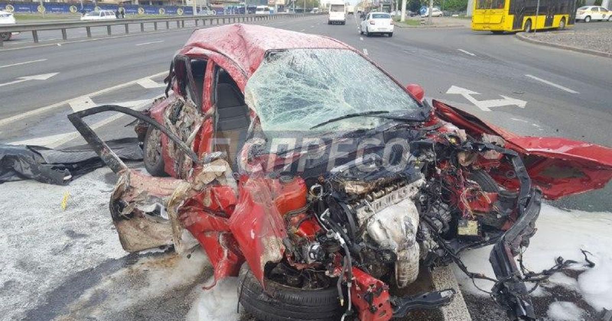 Появились первые фото жуткого ДТП с участием такси в Киеве