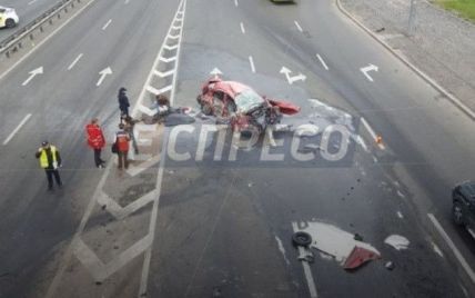 Кровавое ДТП в Киеве: такси протаранило бетонное ограждение