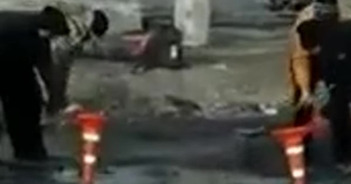 Сеть возмутило видео ремонта дороги в Черновцах, с которой лопатами собирали воду в "конусы"