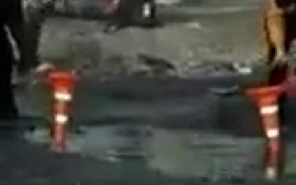 Сеть возмутило видео ремонта дороги в Черновцах, с которой лопатами собирали воду в "конусы"