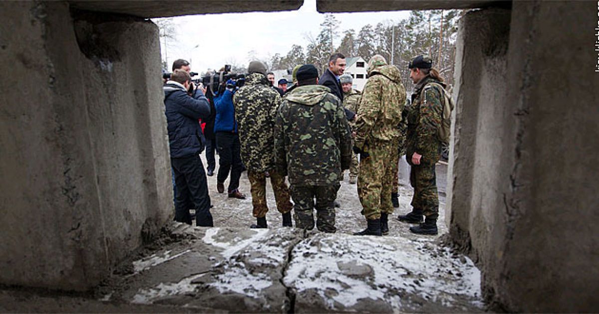 Въезды в Киев укрепили блокпостами