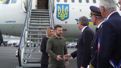 Зеленський прилетів до Франції – відео