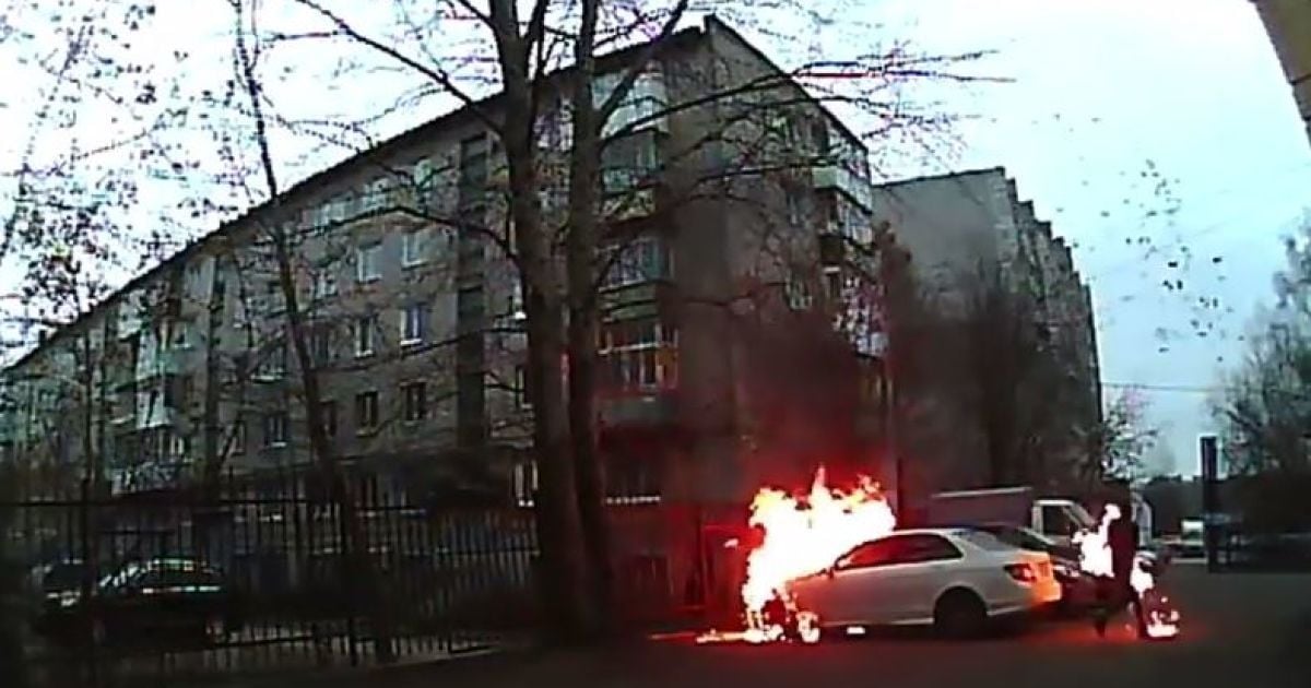 У Росії чоловік підпалив чужий Mercedes та випадково спалахнув сам